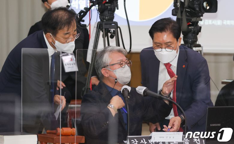 20일 경기도 수원시 팔달구 경기도청에서 열린 국회 국토교통위원회의 경기도청에 대한 국정감사에서 조응천 감사반장(가운데)이 김윤덕 더불어민주당 의원(왼쪽)과 송석준 국민의힘 간사와 대화하고 있다. 2021.10.20/뉴스1 © News1 국회사진취재단