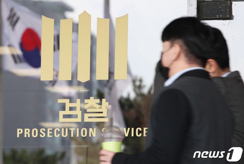 검찰이 경기 성남시 대장동 개발 특혜·로비 의혹 사건의 또다른 '키맨'인 남욱 변호사에 대해 19일 구속영장을 청구할 것으로 보인다. 19일 오후 서울 서초동 서울중앙지방검찰청 앞으로 직원 등이 오가고 있다. 서울중앙지검 전담수사팀(팀장 김태훈)은 전날(18일) 오전 5시14분 인천국제공항을 통해 입국한 남 변호사를 특정경제범죄 가중처벌 등에 관한 법률상 배임, 뇌물공여약속 등의 혐의로 체포, 체포된 피의자의 경우 48시간 이내에 구속영장을 하지 않으면 즉시 석방해야 하기 때문에 이르면 19일 오후 구속영장을 청구할 방침이다. 2021.10.19/뉴스1 © News1 박정호 기자