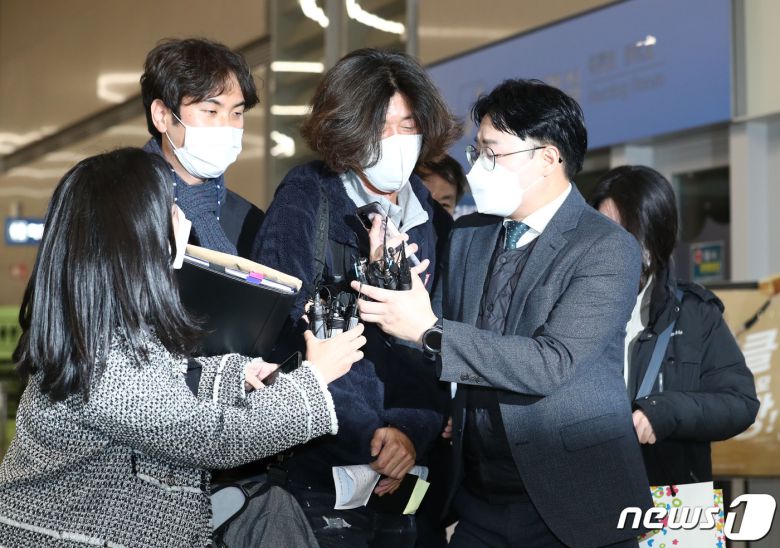 경기 성남시 대장동 개발 특혜 의혹의 핵심인물 중 한 명인 남욱 변호사가 18일 오전 인천국제공항에서 검찰에 긴급 체포돼 차량으로 향하고 있다. 남 변호사는 검찰에 녹취록을 제출한 정영학 회계사(천화동인 5호 소유주), 유동규 전 성남도시개발공사 기획본부장과 함께 대장동 의혹의 핵심 인물로 꼽힌다. 화천대유 관계사 천화동인 4호의 실소유주인 남 변호사는 대장동 개발사업을 통해 배당금 약 1000억원을 받은 것으로 알려졌다. 2021.10.18/뉴스1 © News1 이승배 기자