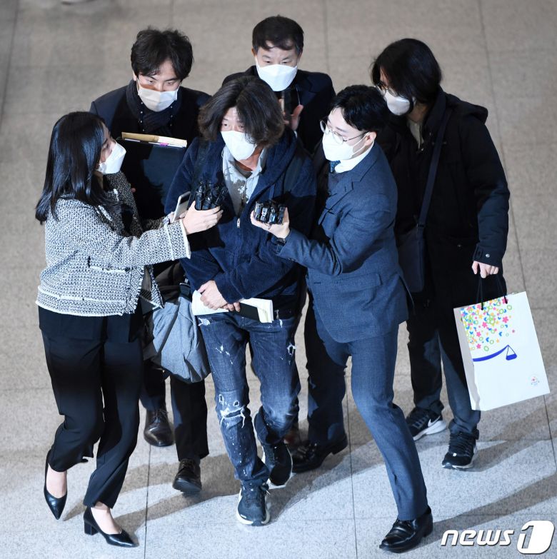 경기 성남시 대장동 개발 특혜 의혹의 핵심인물 중 한 명인 남욱 변호사가 18일 오전 인천국제공항에서 검찰에 긴급 체포돼 차량으로 향하고 있다. 남 변호사는 검찰에 녹취록을 제출한 정영학 회계사(천화동인 5호 소유주), 유동규 전 성남도시개발공사 기획본부장과 함께 대장동 의혹의 핵심 인물로 꼽힌다. 화천대유 관계사 천화동인 4호의 실소유주인 남 변호사는 대장동 개발사업을 통해 배당금 약 1000억원을 받은 것으로 알려졌다. 2021.10.18/뉴스1 © News1 이승배 기자