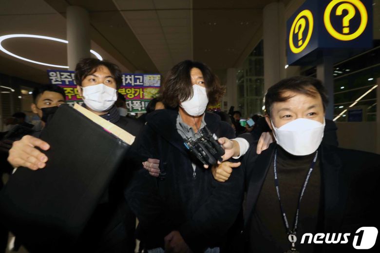 경기 성남시 대장동 개발 특혜 의혹의 핵심인물 중 한 명인 남욱 변호사가 18일 오전 인천국제공항에서 검찰에 긴급 체포돼 차량으로 향하고 있다. 남 변호사는 검찰에 녹취록을 제출한 정영학 회계사(천화동인 5호 소유주), 유동규 전 성남도시개발공사 기획본부장과 함께 대장동 의혹의 핵심 인물로 꼽힌다. 화천대유 관계사 천화동인 4호의 실소유주인 남 변호사는 대장동 개발사업을 통해 배당금 약 1000억원을 받은 것으로 알려졌다. 2021.10.18/뉴스1 © News1 이승배 기자