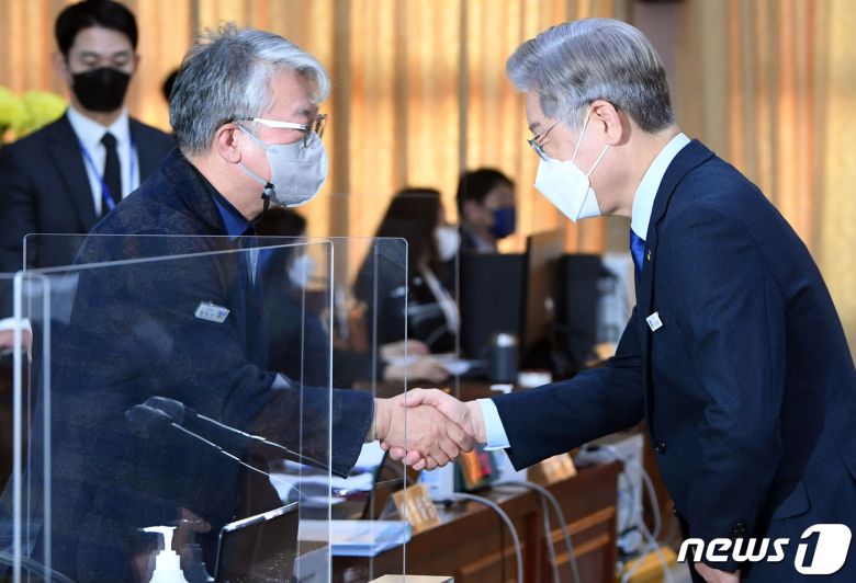 더불어민주당 대선 후보인 이재명 경기도지사가 20일 오전 수원 경기도청에서 열린 국회 국토교통위원회의 경기도에 대한 국정감사에서 조응천 여당 간사와 악수하고 있다. 2021.10.20/뉴스1 © News1 국회사진취재단