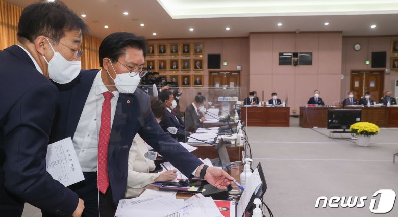 20일 경기도 수원시 팔달구 경기도청에서 열린 국회 국토교통위원회의 경기도청에 대한 국정감사에서 김윤덕 더불어민주당 의원과 송석준 국민의힘 간사가 대화를 나누고 있다. 2021.10.20/뉴스1 © News1 국회사진취재단