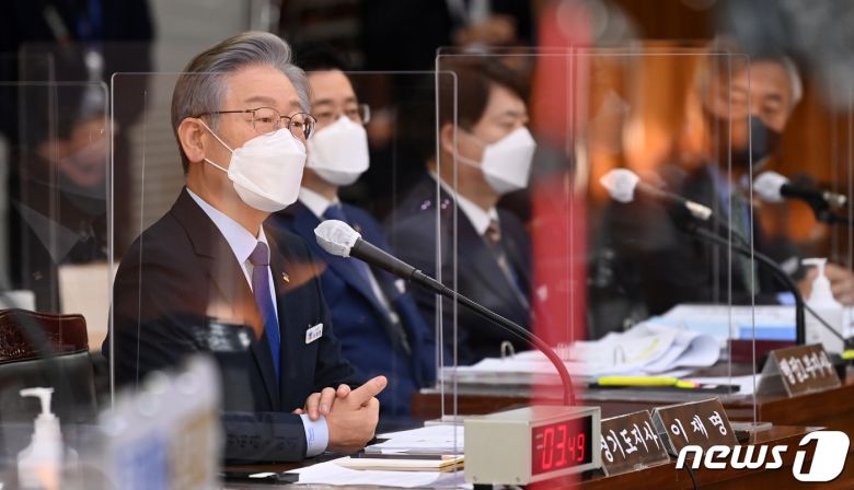 더불어민주당 대선 후보인 이재명 경기지사가 20일 경기도청에서 열린 '2021년 국회 국토교통위원회의 경기도에 대한 국정감사'에서 의원 질의에 답하고 있다.2021.10.20/뉴스1 © News1 경기사진공동취재단