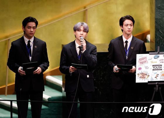 그룹 방탄소년단(BTS)이 뉴욕 유엔본부에서 열린 제76차 유엔 총회 SDG Moment(지속가능발전목표 고위급회의) 개회 세션에서 발언을 하고 있다. © AFP=뉴스1