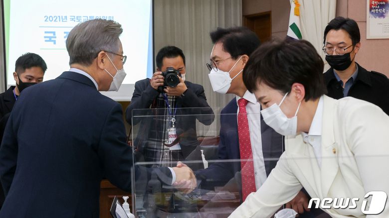 이재명 경기도지사가 20일 경기도 수원시 팔달구 경기도청에서 열린 국회 국토교통위원회의 경기도청에 대한 국정감사에서 오전 질의를 마친 뒤 송석준 국민의힘 간사와 인사를 나누고 있다./뉴스1 © News1 국회사진취재단