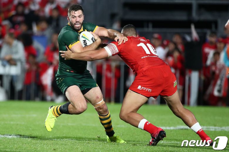 호주 럭비 선수 제임스 테데스코 선수가 2018년 10월 20일 호주 오클랜드에서 열린 통가와의 경기에서 공을 들고 뛰고 있다. © AFP=뉴스1 © News1 신윤하 기자