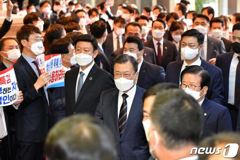 문재인 대통령이 25일 오전 2022년도 예산안 시정연설을 위해 국회의사당 본청 현관으로 들어서며 대장동 개발 의혹 특검 수용을 촉구하는 국민의힘 의원들의 피켓 항의를 받고 있다. 2021.10.25/뉴스1 © News1 오대일 기자