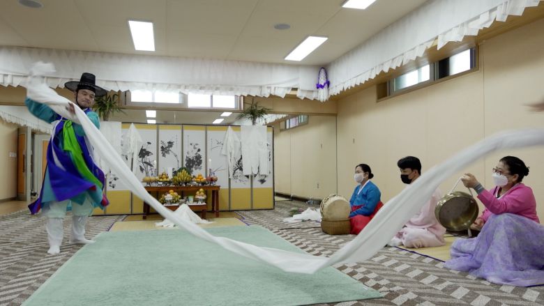 베를 감고 풀어내기를 거듭하는 과정을 거쳐 각 신위(神位)에 바치는 도지마을굿. 문화재청 제공