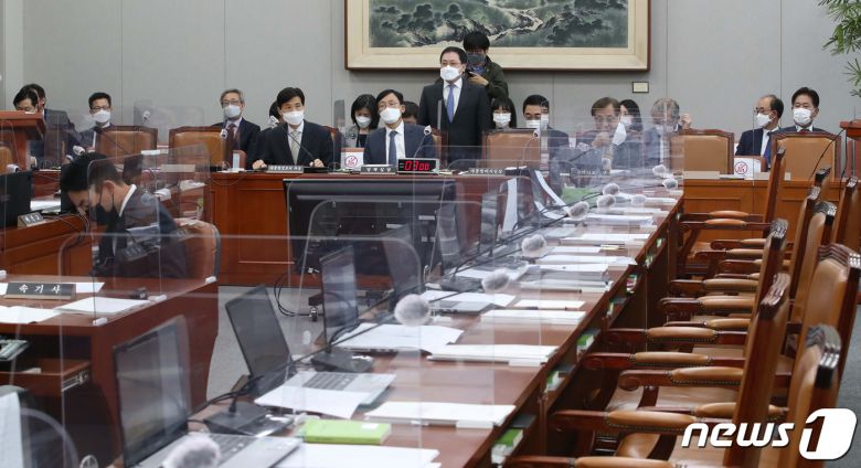 26일 서울 여의도 국회에서 열린 국회 운영위원회 청와대 국정감사가 야당 의원들의 대장동 문구 관련 마스크 착용 논쟁으로 정회한 뒤 여당 의원들이 퇴장해 의석이 텅 비어 있다. 2021.10.26/뉴스1 © News1 이동해 기자