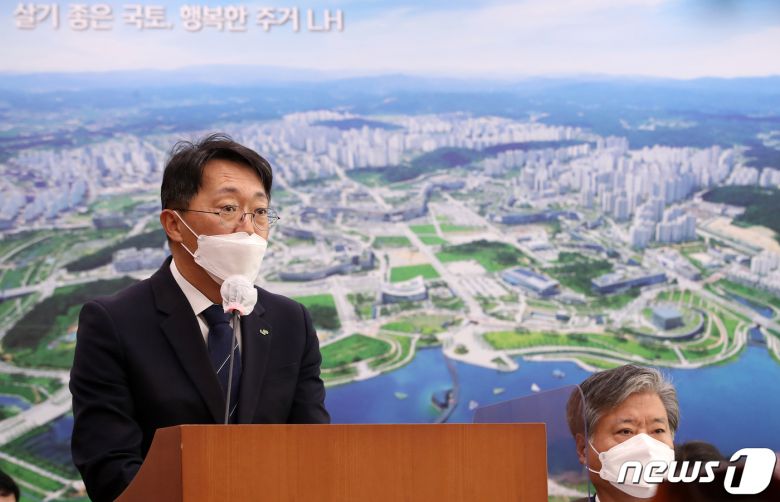 김현준 한국토지주택공사(LH) 사장이 21일 오후 국회에서 열린 국토교통위원회의 국토교통부·행정중심복합도시건설청·새만금개발청에 대한 국정감사에서 의원들의 질의에 답하고 있다. 2021.10.21/뉴스1 © News1 오대일 기자