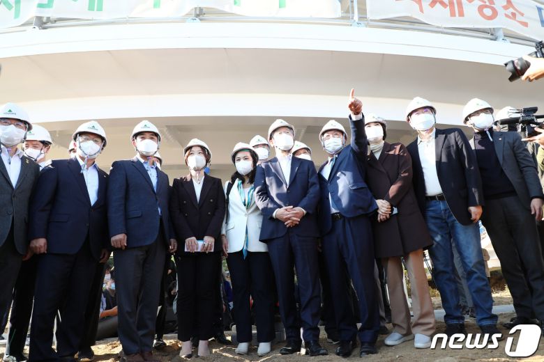 이재명 더불어민주당 대선 후보와 김태년 의원 등이 29일 경기 성남시 수정구 신흥동 제1공단 근린공원 조성공사 현장을 둘러보고 있다. 2021.10.29/뉴스1 © News1 국회사진취재단