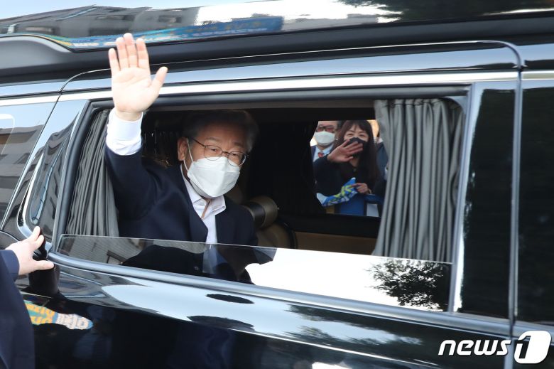 이재명 더불어민주당 대선 후보가 29일 경기 성남시 수정구 제1공단 근린공원 조성공사 현장을 둘러 본 뒤 지지자들에게 손을 흔들며 인사하고 있다. 2021.10.29/뉴스1 © News1 국회사진취재단