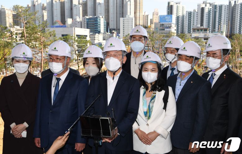 이재명 더불어민주당 대선후보가 29일 경기 성남시 수정구 신흥동 2457번지 성남 제1공단 근린공원 조성공사 현장을 둘러보며 취재진의 질문에 답변하고 있다. 2021.10.29/뉴스1 © News1 국회사진취재단