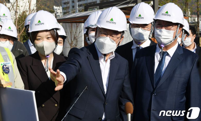 더불어민주당 이재명 대선후보가 29일 경기 성남시 수정구 신흥동 2457번지 성남 제1공단 근린공원 조성공사 현장을 둘러보며 참석한 의원들과 대화하고 있다.  2021.10.29/뉴스1 © News1 국회사진취재단