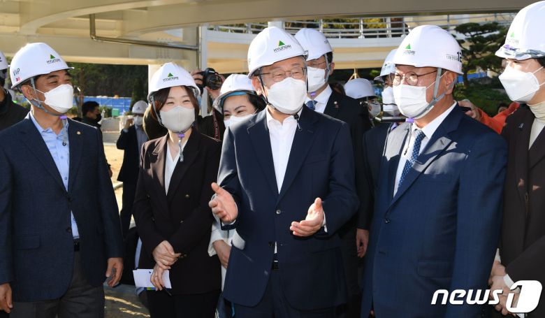 이재명 더불어민주당 대선후보가 29일 경기 성남시 수정구 신흥동 2457번지 성남 제1공단 근린공원 조성공사 현장을 둘러보며 참석한 의원들과 대화하고 있다.  2021.10.29/뉴스1 © News1 국회사진취재단