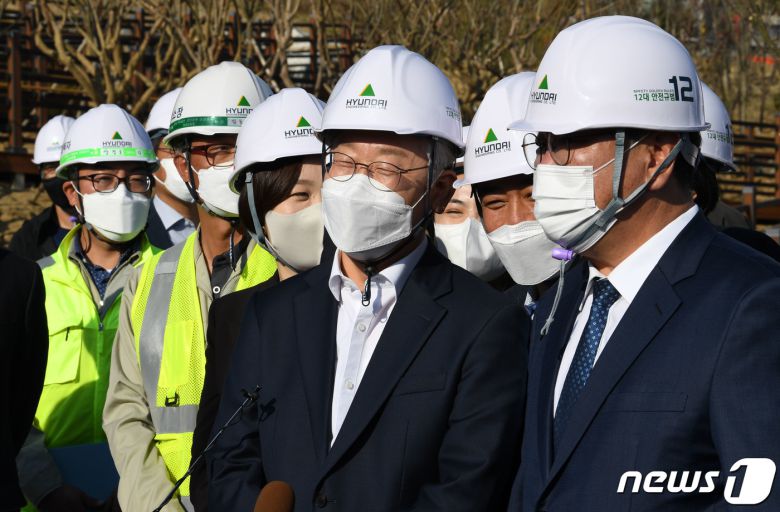 이재명 더불어민주당 대선후보가 29일 경기 성남시 수정구 신흥동 2457번지 성남 제1공단 근린공원 조성공사 현장을 둘러보며 참석한 의원들과 밝은 표정으로 대화하고 있다. 2021.10.29/뉴스1 © News1 국회사진취재단