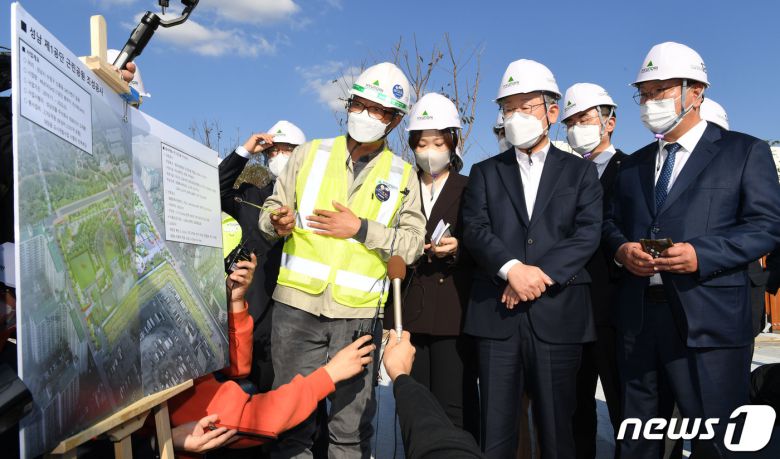 이재명 더불어민주당 대선후보가 29일 경기 성남시 수정구 신흥동 2457번지 성남 제1공단 근린공원 조성공사 현장을 찾아 관계자로부터 공사 현황에 대해 듣고 있다. 2021.10.29/뉴스1 © News1 국회사진취재단