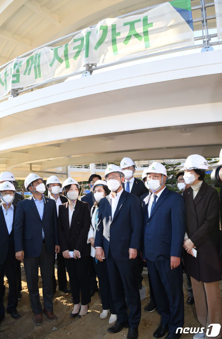 이재명 더불어민주당 대선후보가 29일 경기 성남시 수정구 신흥동 2457번지 성남 제1공단 근린공원 조성공사 현장을 둘러보며 참석한 의원들과 대화하고 있다. 2021.10.29/뉴스1 © News1 국회사진취재단