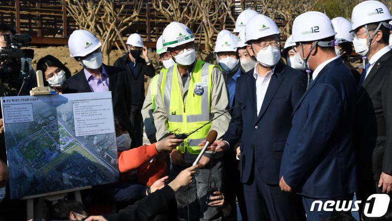 이재명 더불어민주당 대선후보가 29일 경기 성남시 수정구 신흥동 2457번지 성남 제1공단 근린공원 조성공사 현장을 둘러보며 참석한 의원들과 대화하고 있다.  2021.10.29/뉴스1 © News1 국회사진취재단