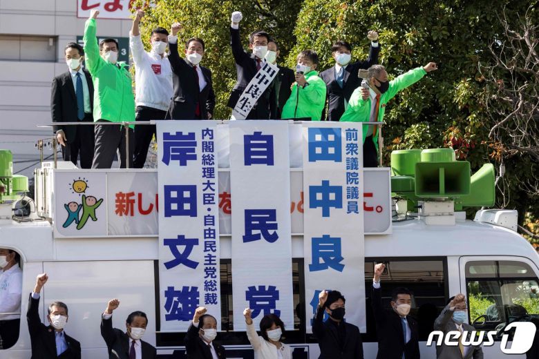 자민당 총재인 기시다 후미오(왼쪽에서 4번째) 총리가 중의원 선거 전날인 30일 사이타마 유세 중 유세 차량에서 지지를 호소하고 있다. © AFP=뉴스1