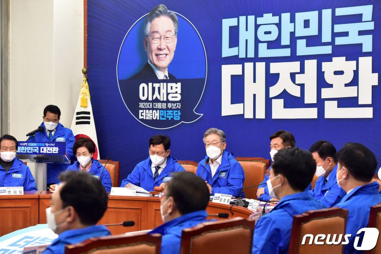 이재명 더불어민주당 대선후보가 8일 국회에서 열린 중앙선거대책위원회의에서 모두발언을 하고 있다. 2021.11.8/뉴스1 © News1 이동해 기자