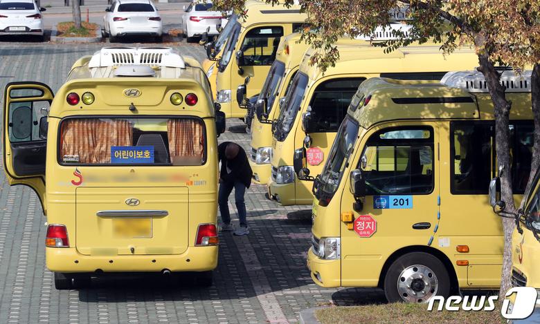 서울 시내 한 주차장에 학원버스 등이 주차돼 있다. 뉴스1 자료사진. © News1 황기선 기자