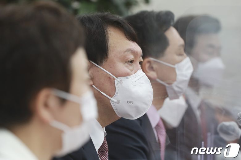 윤석열 국민의힘 대선후보(왼쪽 두 번째)가 8일 오전 서울 여의도 국회에서 열린 최고위원회의에서 모두발언을 하고 있다. 2021.11.8/뉴스1 © News1 이동해 기자