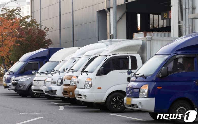 요소수 품귀 현상이 계속되면서 물류업계가 타격을 받으며 택배업계까지 영향이 끼칠 것으로 우려되고 있다. © News1 이재명 기자