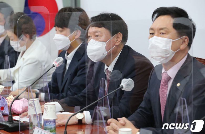 윤석열 국민의힘 대선후보가 8일 오전 서울 여의도 국회에서 열린 최고위원회의에서 모두발언을 하고 있다. 2021.11.8/뉴스1 © News1 이동해 기자