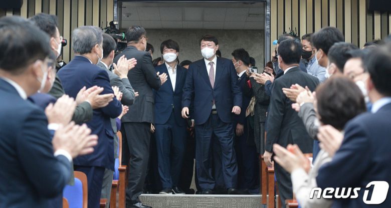 윤석열 국민의힘 대선 후보가 8일 국회에서 열린 현안 관련 보고를 위한 의원총회에 참석, 의원들에게 박수를 받고 있다. 2021.11.8/뉴스1 © News1 이동해 기자