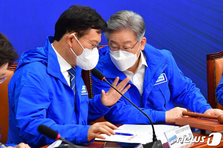 더불어민주당 이재명 대선후보와 송영길 상임선거대책위원장이 8일 국회에서 열린 중앙선거대책위원회의에서 대화를 하고 있다. 2021.11.8/뉴스1 © News1 이동해 기자