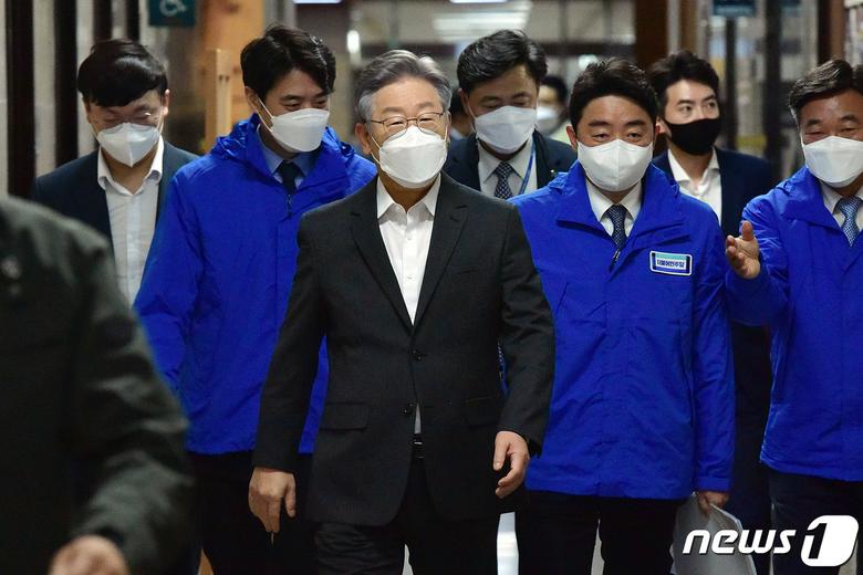 이재명 더불어민주당 대선후보가 8일 국회에서 열린 중앙선거대책위원회의에 참석하고 있다. 2021.11.8/뉴스1 © News1 이동해 기자
