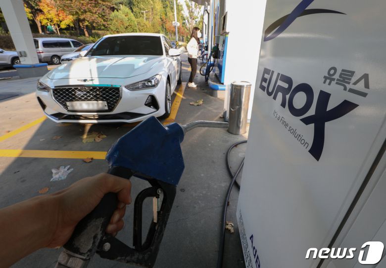1일 서울의 한 주유소에 설치된 요소수 자동주입기가 요소수 부족으로 작동되지 않고 있다.© News1 신웅수 기자