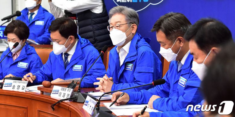 이재명 더불어민주당 대선후보가 8일 국회에서 열린 중앙선거대책위원회의에서 모두발언을 하고 있다. 2021.11.8/뉴스1 © News1 이동해 기자