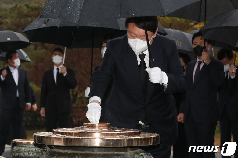 윤석열 국민의힘 대선 후보가 8일 오전 서울 동작구 국립서울현충원을 찾아 현충탑에 분향하고 있다. 2021.11.8/뉴스1 © News1 민경석 기자