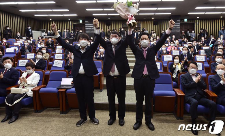 윤석열 국민의힘 대선후보가 8일 서울 여의도 국회에서 열린 국민의힘 현안 관련 보고에 참석해 이준석 대표, 김기현 원내대표와 기념촬영을 갖고 있다. 2021.11.8/뉴스1 © News1 이동해 기자