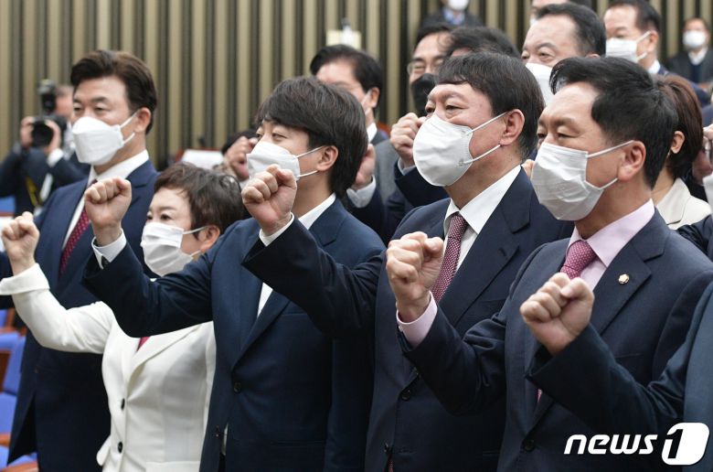 윤석열 국민의힘 대선 후보가 8일 국회에서 열린 현안 관련 보고를 위한 의원총회에 참석, 이준석 대표와 김기현 원내대표 등 의원들과 파이팅을 외치며 기념촬영을 하고 있다. 2021.11.8/뉴스1 © News1 이동해 기자