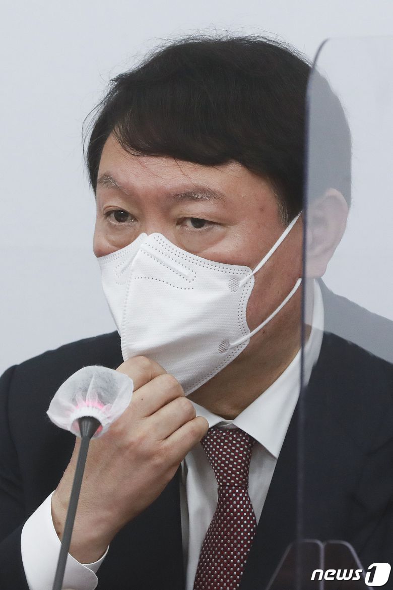 윤석열 국민의힘 대선후보가 8일 오전 서울 여의도 국회에서 열린 최고위원회의에서 마스크를 고쳐쓰고 있다. 2021.11.8/뉴스1 © News1 이동해 기자