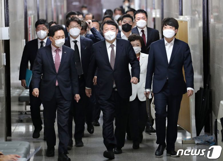 이준석 국민의힘 대표(오른쪽부터)와 윤석열 대선후보, 김기현 원내대표가 8일 오전 서울 여의도 국회에서 열린 최고위원회의에 참석하고 있다. 2021.11.8/뉴스1 © News1 이동해 기자