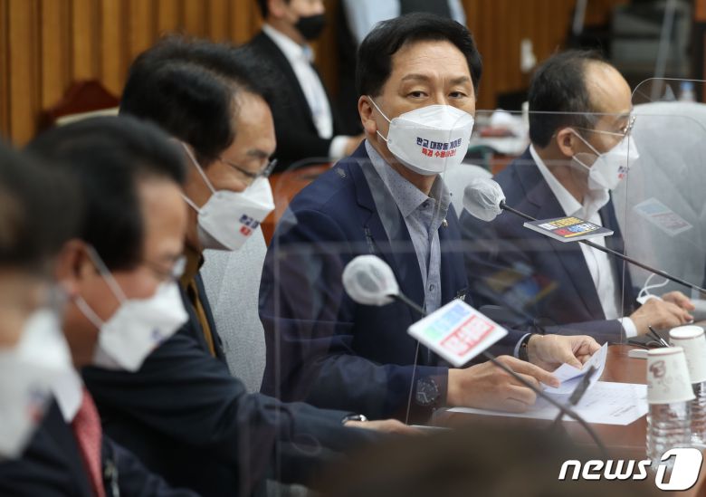 김기현 국민의힘 원내대표가 9일 오전 서울 여의도 국회에서 열린 원내대책회의를 주재하고 있다. 2021.11.9/뉴스1 © News1 오대일 기자