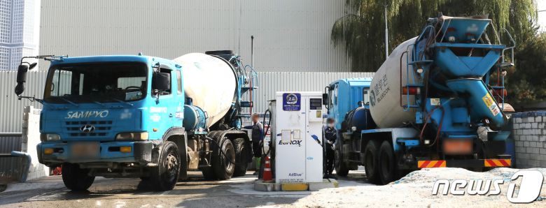 서울의 한 레미콘 공장에서 관계자가 레미콘 차량에 요소수를 주입하고 있다. © News1 임세영 기자