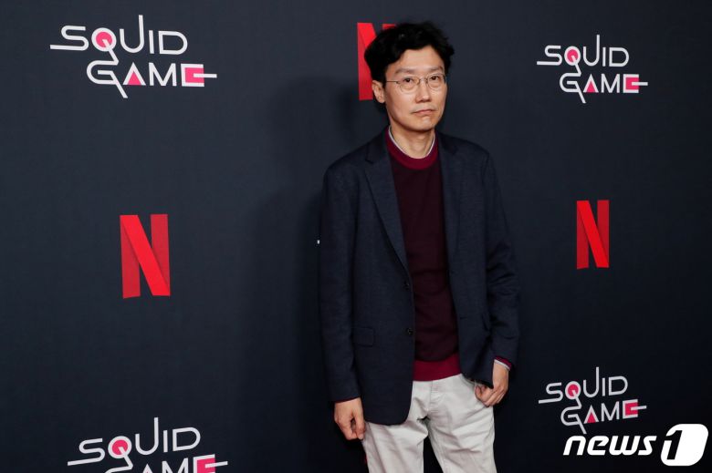 황동혁 감독이 8일(현지시간) 미국 캘리포니아주 로스앤젤레스에서 열린 '오징어게임' 프로모션 행사에 참석해 포토타임을 갖고 있다. © 로이터=뉴스1 © News1 노선웅 기자