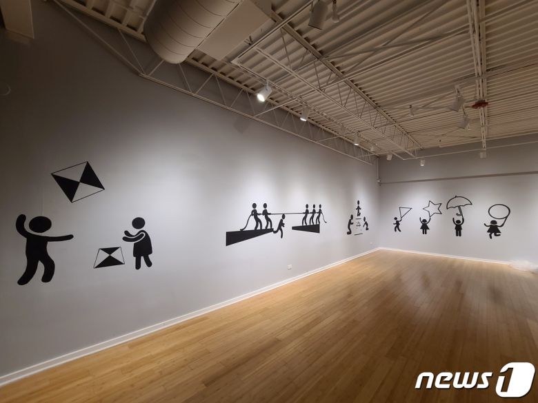 시카고 한인문화회관이 지난 6일 약 120명이 참석한 가운데 ‘오징어게임’ 속 우리 게임을 즐기는 행사를 성황리에 열었다. © 시카고 한인문화회관