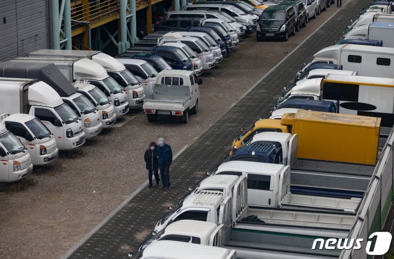 중국발 요소수 품귀 현상이 지속되고 있는 9일 오후 경기도 고양시의 한 중고 자동차 매매단지에 매물로 나온 경유 화물 자동차가 전시돼 있다. 2021.11.9/뉴스1 © News1 이재명 기자