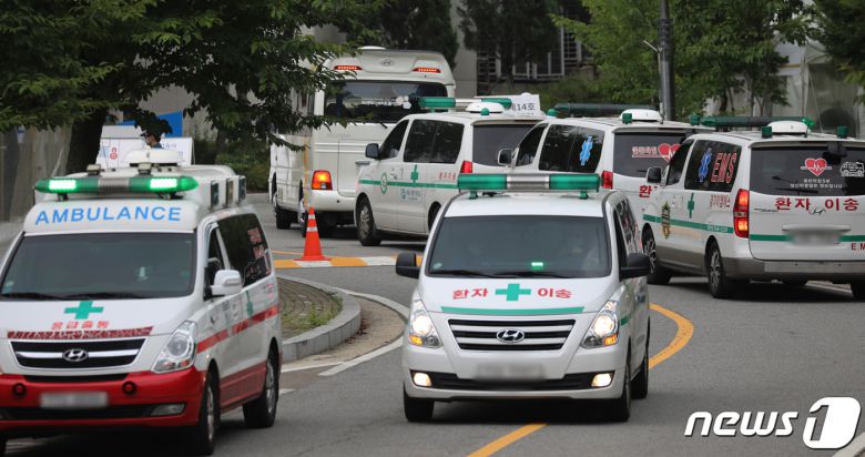 경기도 수원시 영통구 경기대학교 생활치료센터가 확진자를 이송하는 구급차들로 붐비고 있다. 2021.8.11/뉴스1 © News1 김영운 기자