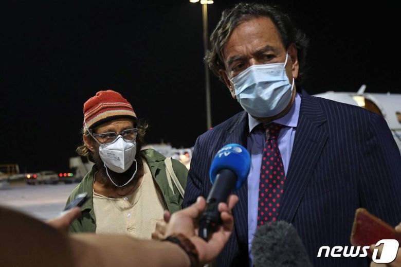 미얀마 군부에 의해 구금돼 종신형 위기에 처했던 미국 국적 언론인 대니 펜스터(왼)와 미 외교관 출신인 빌 리처드슨 전 뉴멕시코 주지사가 2021년 11월15일 카타르 도하 국제공항에 도착해 언론 인터뷰에 응하는 모습. © AFP=뉴스1 © News1 최서윤 기자