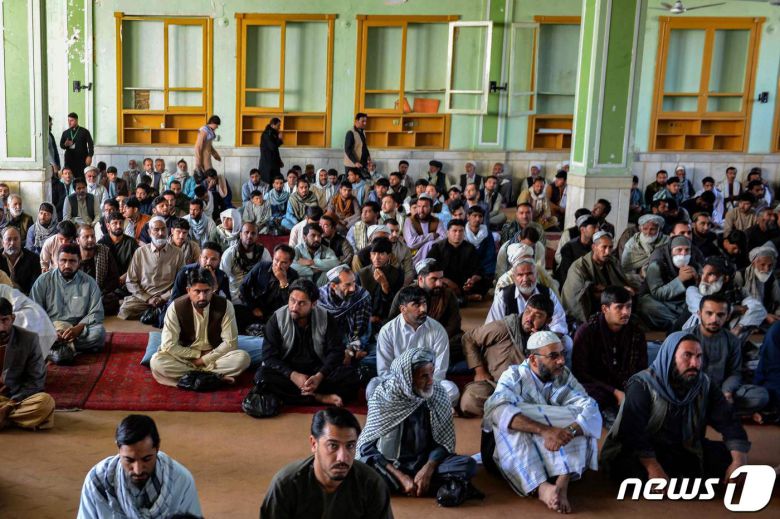 18일(현지시간) 아프가니스탄 남부 칸다하르 소재 시아파 사원에서 신도들이 3일 전 이곳에서 발생한 테러의 희생자를 추모하고 있다. 2021.10.18 © AFP=뉴스1