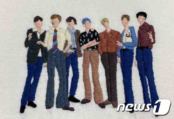 광주시가 지자체 최초로 실시한 ‘K-POP BTS 팬아트 공모전' 수상작 최우수상 'BREAK THE SILENCE'. BTS의 다큐멘터리 영화인 ‘BREAK THE SILENCE’를 모티브로 섬세하게 수를 놓은 자수 수공예 작품이다.(광주시 제공)2021.11.17/뉴스1 © News1