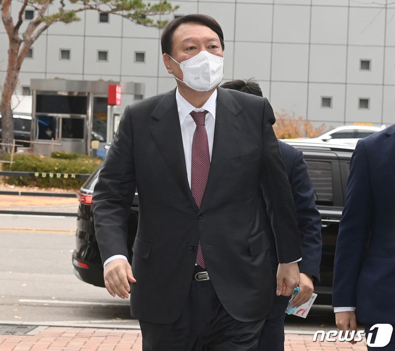 윤석열 국민의힘 대선 후보가 18일 오전 SBS D 포럼 '5천만의 소리, 지휘자를 찾습니다'에 참석하기 위해 서울 마포구 SBS 프리즘타워로 들어가고 있다. 2021.11.18/뉴스1 © News1 국회사진취재단